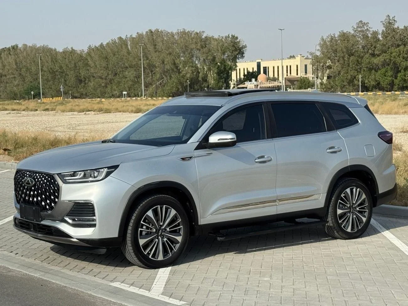 2024 Chery Tiggo 8 Pro Max LUXURY, strieborná, 21 000 km, dovoz SAE — foto 1