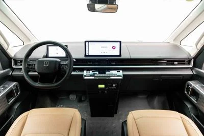 2025 Geely Farizon, biela, 0 km, dovoz SAE — foto 12 z 22