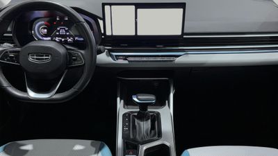 2025 Geely Emgrand GF, sivá, 38 134 km, dovoz SAE — foto 10 z 16