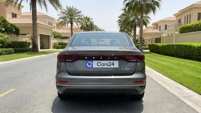 2025 Geely Emgrand GF, sivá, 38 134 km, dovoz SAE — foto 4 z 16