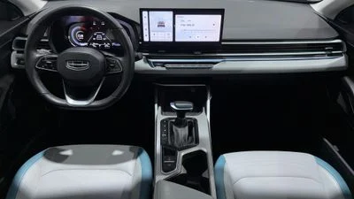 2025 Geely Emgrand GF, sivá, 38 134 km, dovoz SAE — foto 7 z 16