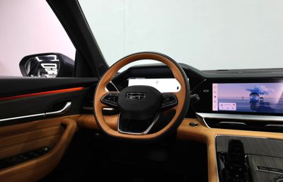 2026 Geely Monjaro GK, strieborná, 0 km, dovoz SAE — foto 13 z 16