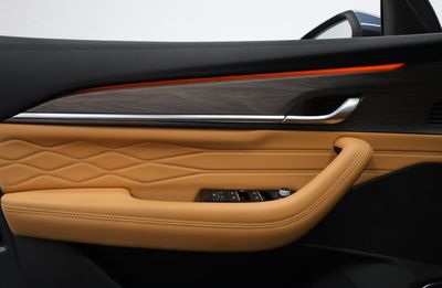 2026 Geely Monjaro GK, strieborná, 0 km, dovoz SAE — foto 9 z 16