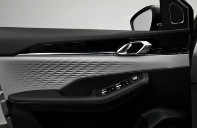 2025 Geely Coolray GF, strieborná, 0 km, dovoz SAE — foto 9 z 17