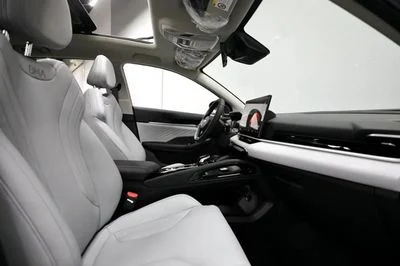 2025 Geely Coolray GF, strieborná, 0 km, dovoz SAE — foto 7 z 17
