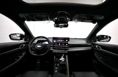 2025 Geely Coolray GF PLUS, sivá, 0 km, dovoz SAE — foto 14 z 17