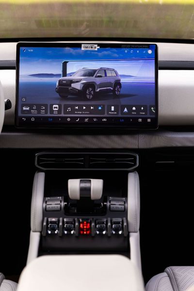 2025 Byd Leopard 3 TITANIUM, biela, 2 700 km, dovoz SAE — foto 15 z 16