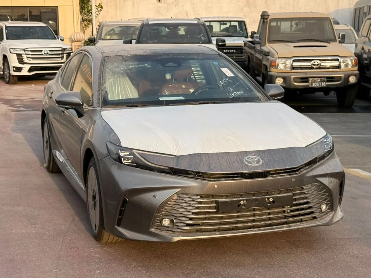 2026 Toyota Camry LUMIERE HEV, sivá, 0 km, dovoz SAE — foto 1