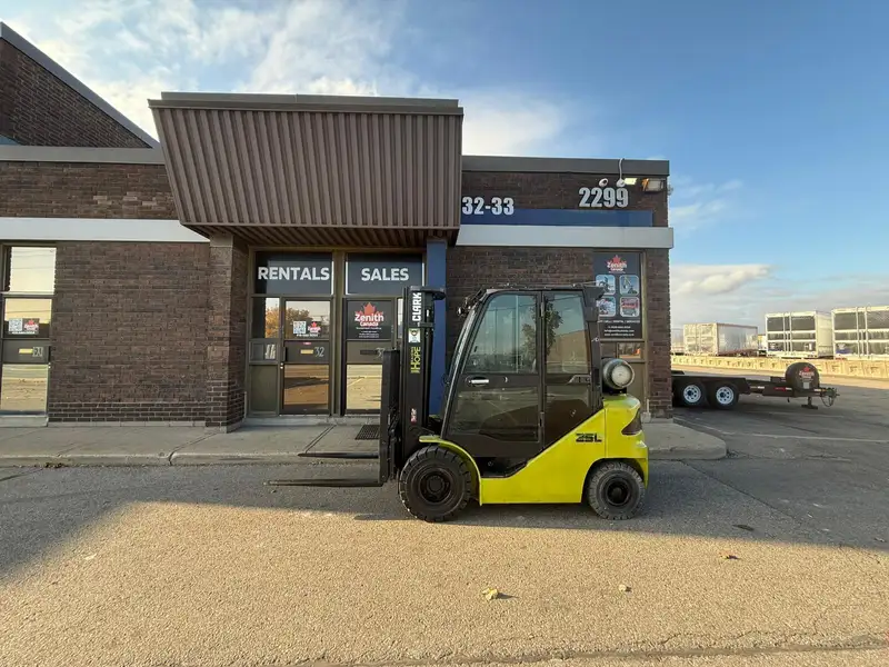 2021 Clark C25L, dovoz Kanada — foto 2 z 12