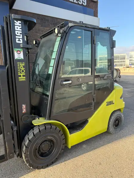 2021 Clark C25L, dovoz Kanada — foto 4 z 12