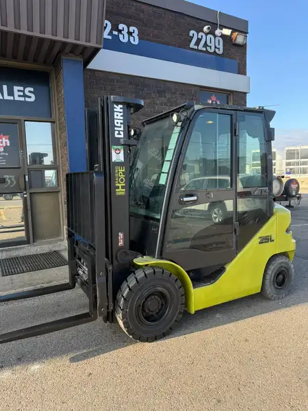2021 Clark C25L, dovoz Kanada — foto 1