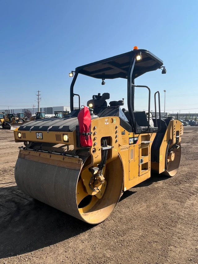 2014 Caterpillar CB54B, 1 mth, dovoz Kanada — foto 1