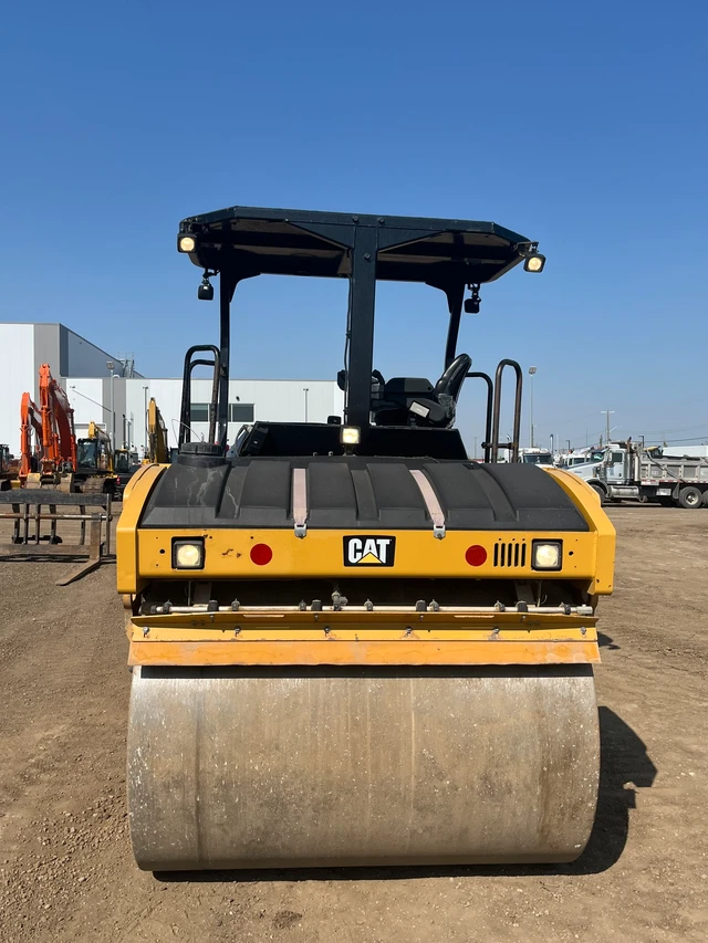 2014 Caterpillar CB54B, 1 mth, dovoz Kanada — foto 3 z 5