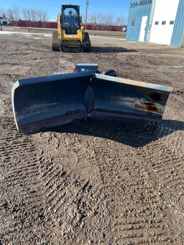 Bobcat, červená, 1 mth, dovoz Kanada — foto 1 | AMECAR Bobcat, červená, 1 mth, dovoz Kanada — foto 1
