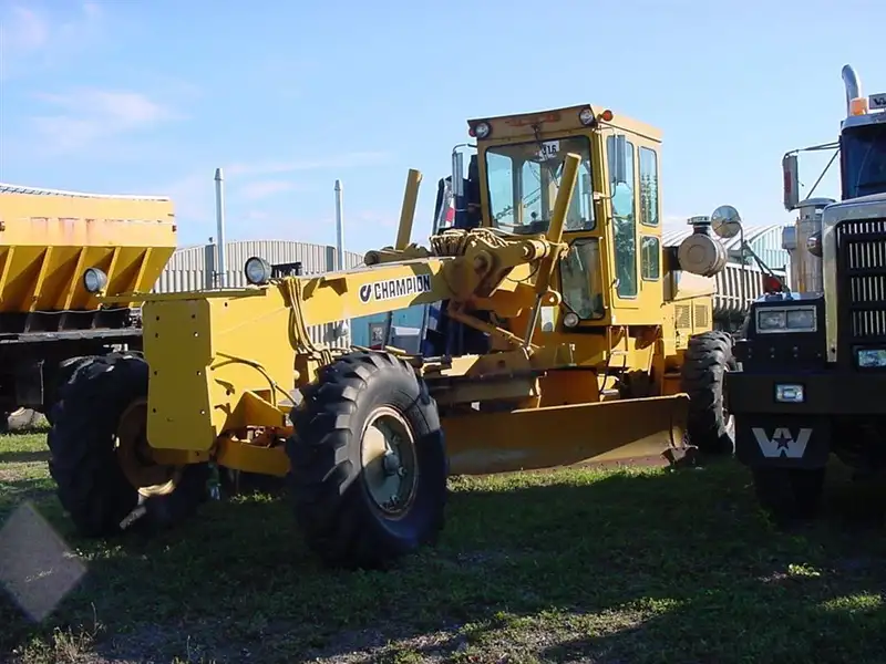 1981 Champion 740, dovoz Kanada — foto 1