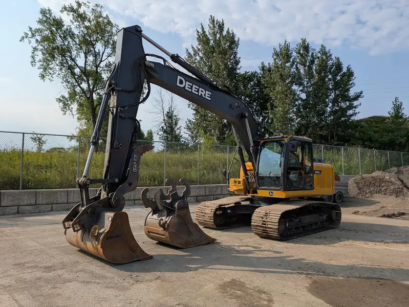 2022 Deere 200G, dovoz Kanada — foto 1 | AMECAR 2022 Deere 200G, dovoz Kanada — foto 1