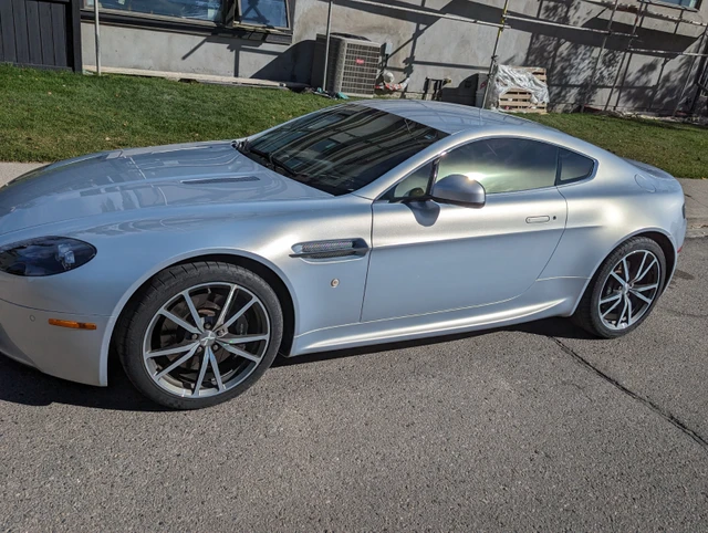2011 Astnmrtn Vantage, strieborná, 27 500 km, dovoz Kanada — foto 1
