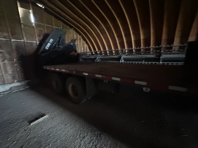 truck/deck and crane at back, dovoz Kanada — foto 3 z 5
