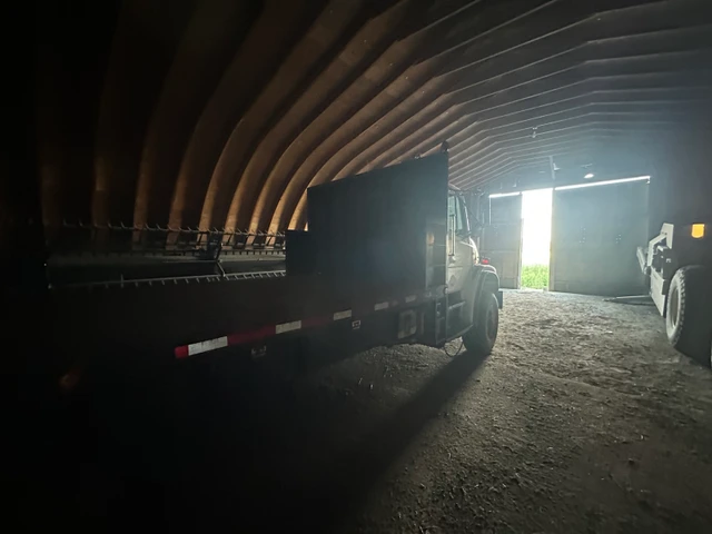 truck/deck and crane at back, dovoz Kanada — foto 4 z 5