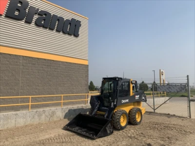 2023 John Deere 320G, 1 mth, dovoz Kanada — foto 1