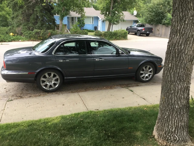 2004 Jaguar Xj8, sivá, 96 829 km, dovoz Kanada — foto 1
