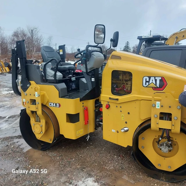 2025 Caterpillar CB, dovoz Kanada — foto 2 z 5
