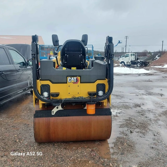 2025 Caterpillar CB, dovoz Kanada — foto 4 z 5