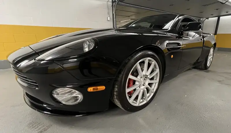 2005 Aston Martin Vanquish, čierna, 30 717 km, dovoz Kanada — foto 1