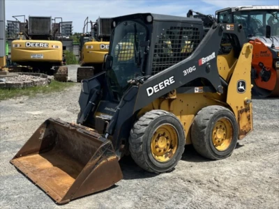 2018 John Deere 318G, 1 mth, dovoz Kanada — foto 1 | AMECAR 2018 John Deere 318G, 1 mth, dovoz Kanada — foto 1