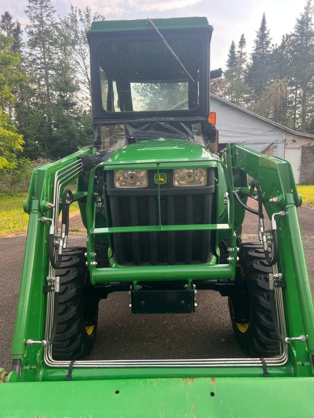 2020 John Deere 3038E, 200 mth, dovoz Kanada — foto 2 z 5