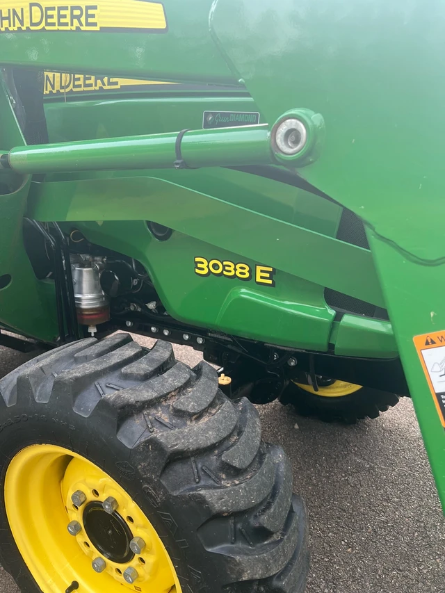 2020 John Deere 3038E, 200 mth, dovoz Kanada — foto 3 z 5