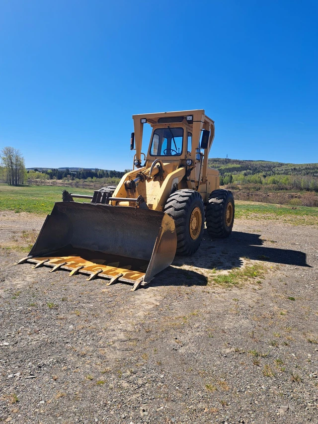 LOADER, 4 000 mth, dovoz Kanada — foto 1 z 2 LOADER, 4 000 mth, dovoz Kanada — foto 1 z 2