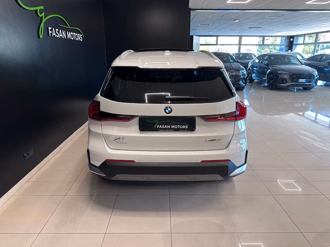 2027 BMW, Taliansko — foto 1