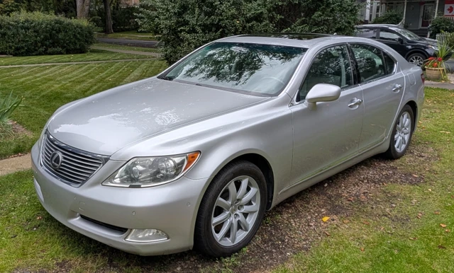 2009 Lexus Ls, strieborná, 189 000 km, dovoz Kanada — foto 1