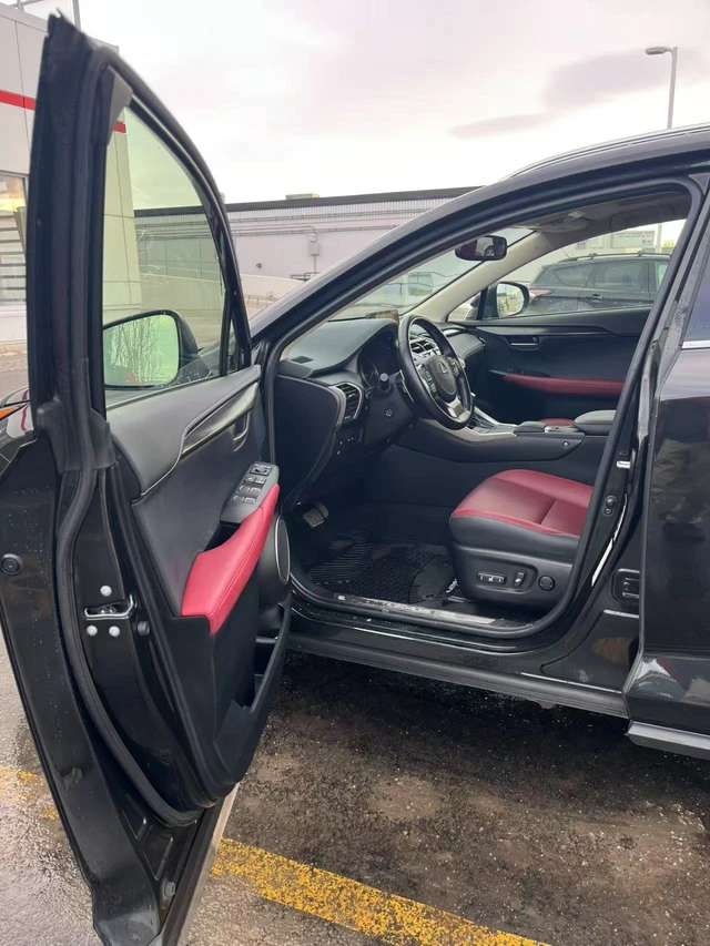 2021 Lexus Nx 300H, čierna, 83 300 km, dovoz Kanada — foto 4 z 5