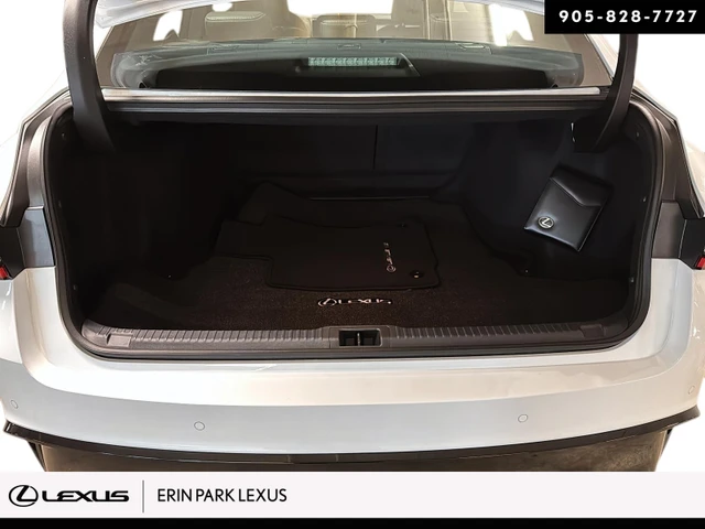 2026 Lexus IS 350, strieborná, 15 km, dovoz Kanada — foto 6 z 16