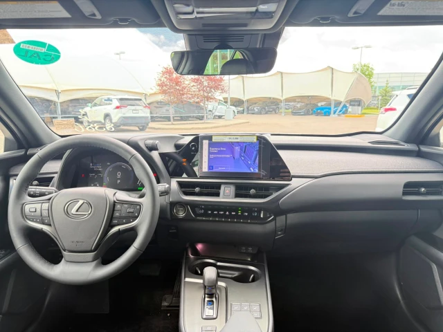 2026 Lexus UX 300h, biela, 15 km, dovoz Kanada — foto 13 z 20