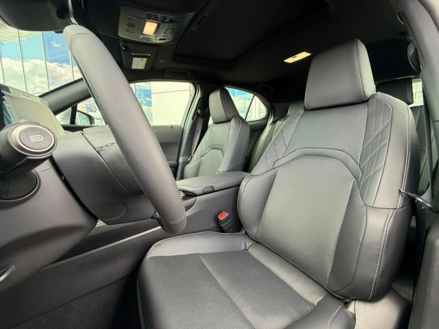 2026 Lexus UX 300h, strieborná, 15 km, dovoz Kanada — foto 7 z 20