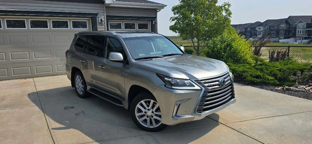 2017 Lexus Lx Fully loaded Executive package, sivá, 191 000 km, dovoz Kanada — foto 2 z 5