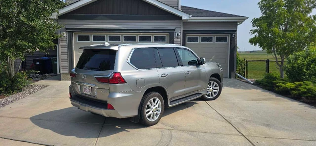2017 Lexus Lx Fully loaded Executive package, sivá, 191 000 km, dovoz Kanada — foto 3 z 5