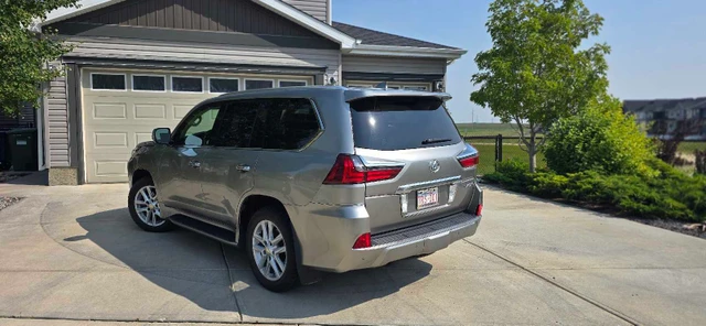 2017 Lexus Lx Fully loaded Executive package, sivá, 191 000 km, dovoz Kanada — foto 4 z 5