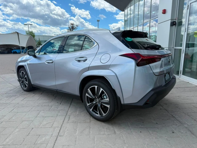 2026 Lexus UX 300h, strieborná, 15 km, dovoz Kanada — foto 2 z 20