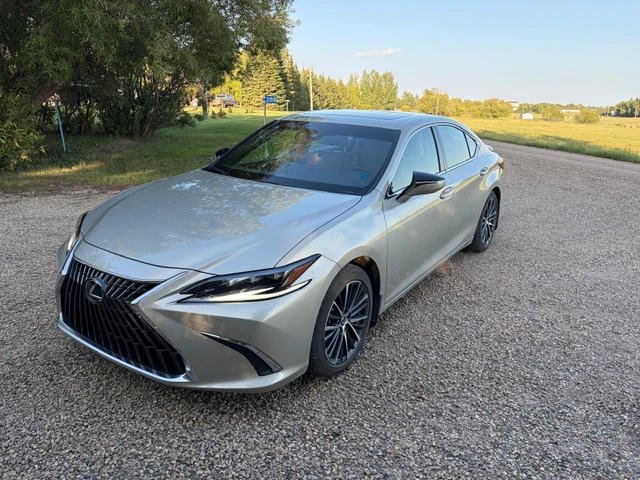 2025 Lexus ES 300h, strieborná, 38 000 km, dovoz Kanada — foto 1 z 5 2025 Lexus ES 300h, strieborná, 38 000 km, dovoz Kanada — foto 1 z 5