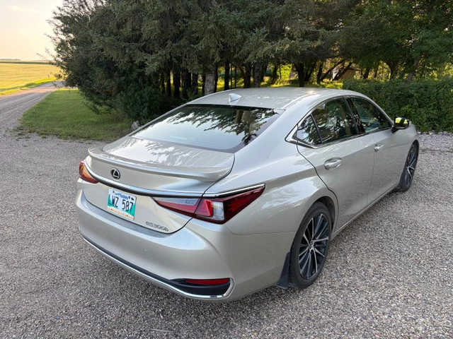 2025 Lexus ES 300h, strieborná, 38 000 km, dovoz Kanada — foto 2 z 5