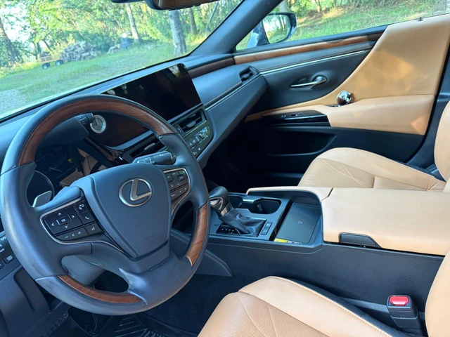 2025 Lexus ES 300h, strieborná, 38 000 km, dovoz Kanada — foto 3 z 5