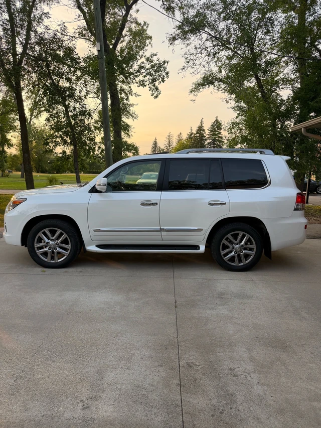 2013 Lexus Lx, biela, 85 000 km, dovoz Kanada — foto 4 z 5