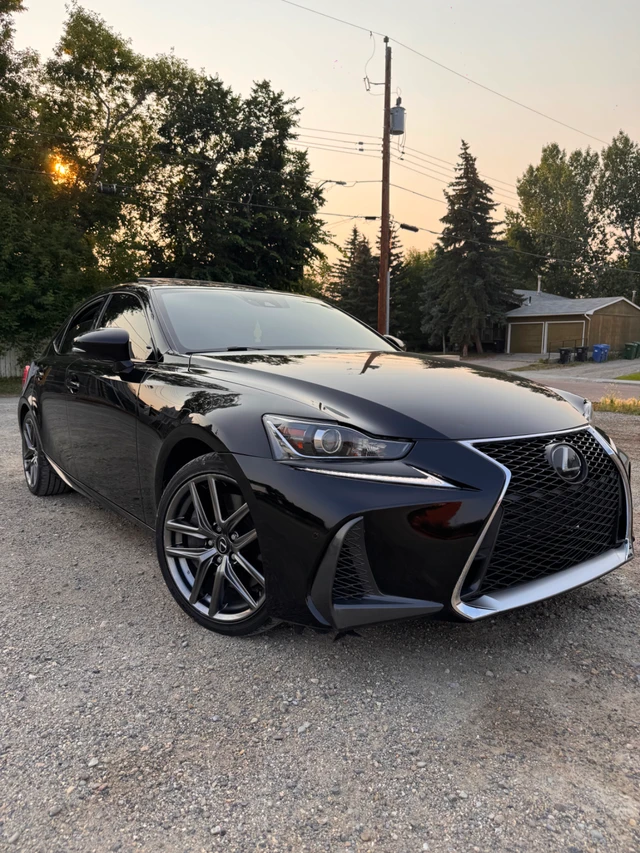 2018 Lexus IS 300, čierna, 143 000 km, dovoz Kanada — foto 1 z 5 2018 Lexus IS 300, čierna, 143 000 km, dovoz Kanada — foto 1 z 5