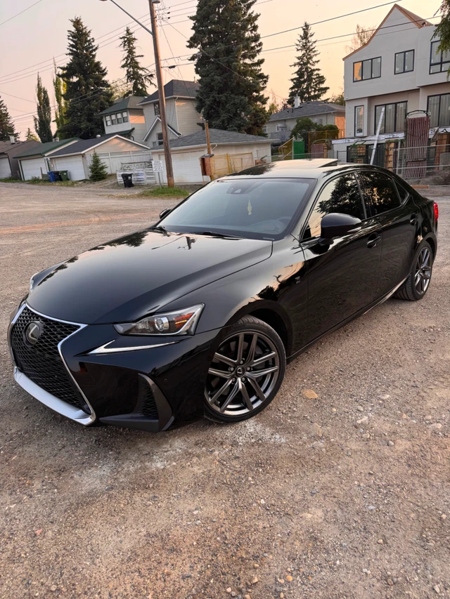 2018 Lexus IS 300, čierna, 143 000 km, dovoz Kanada — foto 2 z 5