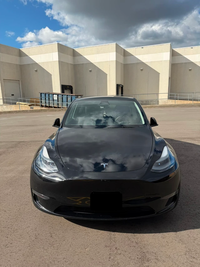 2024 Tesla Model Y Performance, čierna, 27 383 km, dovoz Kanada — foto 1