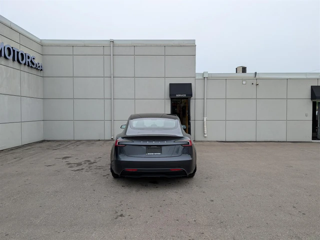 2024 Tesla Model 3 STANDARD - COMPUTER 4, sivá, 37 000 km, dovoz Kanada — foto 4 z 5